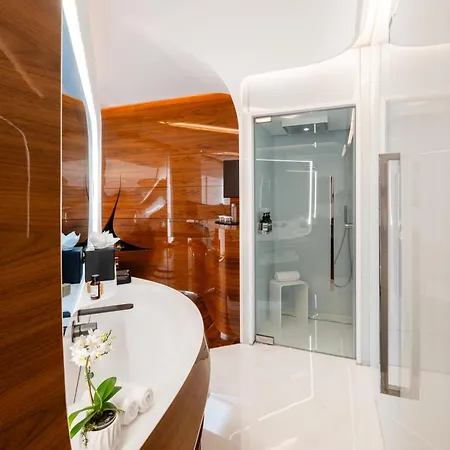 Hotel Romeo 5*