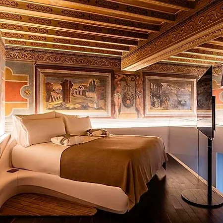 Hotel Romeo